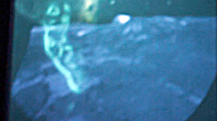 Une image flottante de fantôme sur fond bleu