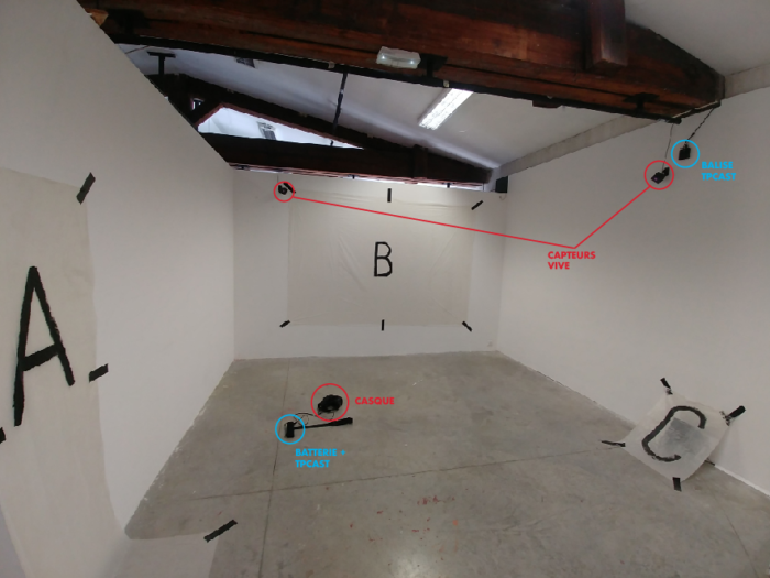 L'espace d'exposition équipé des capteurs de réalité virtuelle