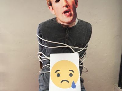 Mark Zuckerberg ligoté sur une chaise avec un emoji triste