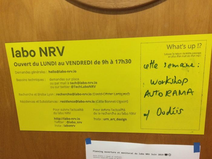 Le panneau d'entrée du labo NRV avec l'annonce du workshop AUTORAMA