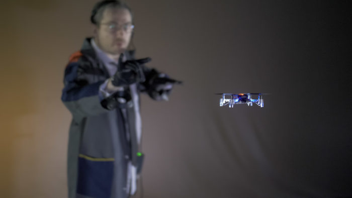 Antoine fait voler un drone par un geste de la main
