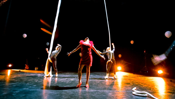Sur scène, des artistes de cirque s'apprêtent à monter à la corde