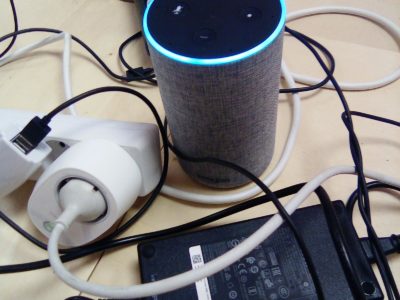 L'enceinte connectée Amazon Echo au milieu de câbles