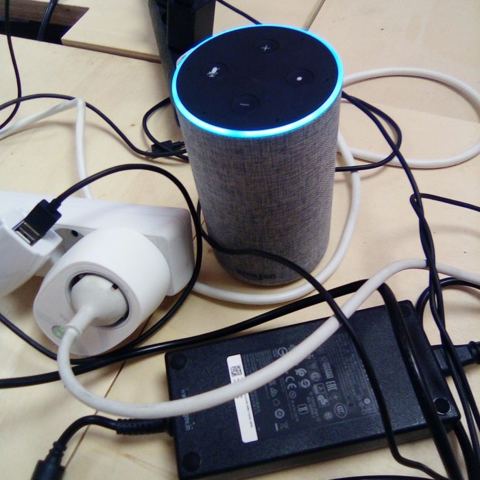 L'enceinte connectée Amazon Echo au milieu de câbles
